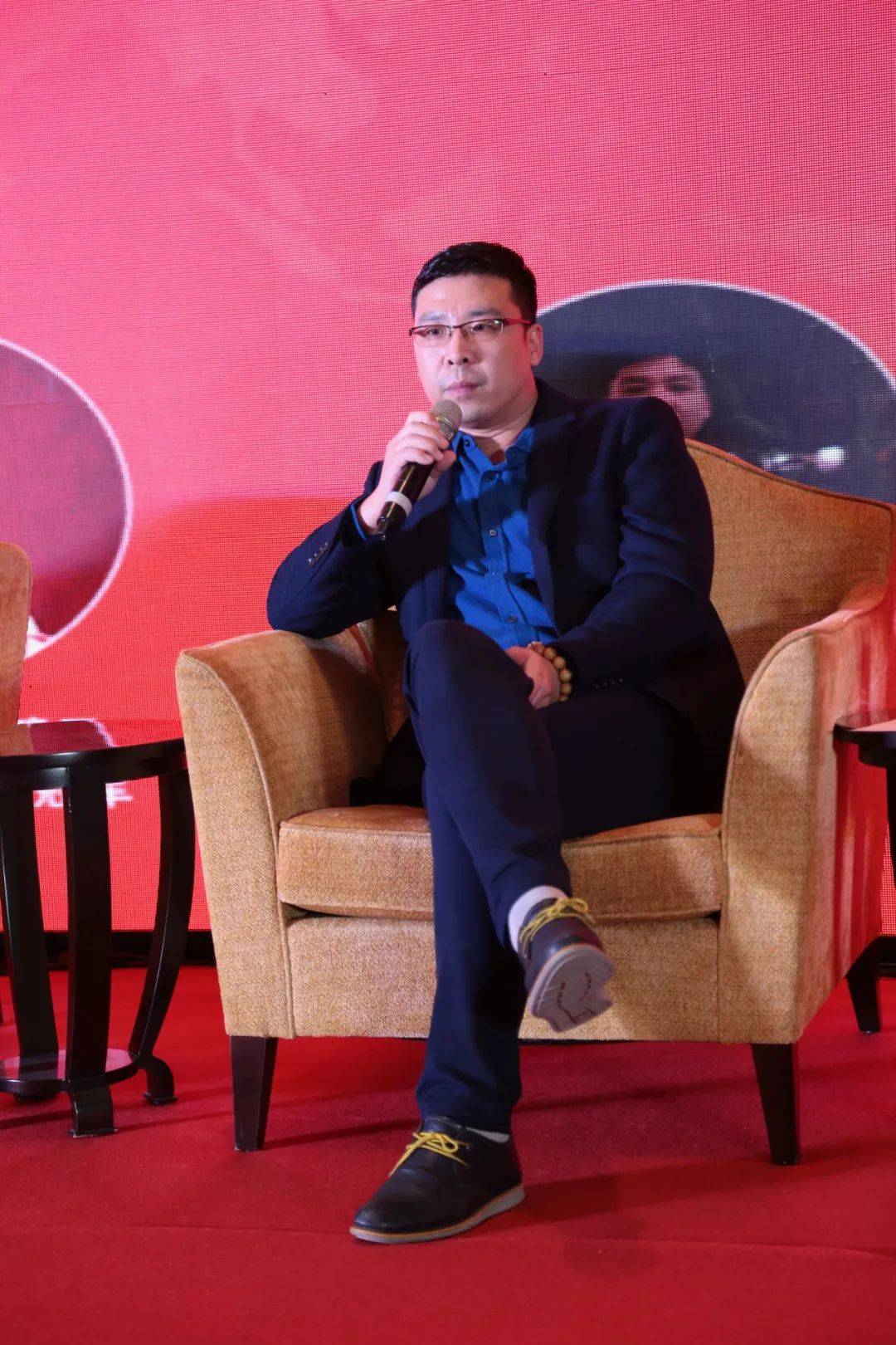 20多年全身心热爱投资事业，他近期看好贵金属和股市大盘！