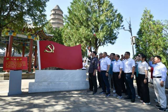 钟华论：锻造民族复兴的中流砥柱