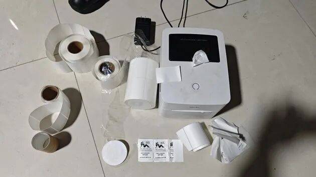 送孩子上学发现后视镜被贴，妈妈当场举报！