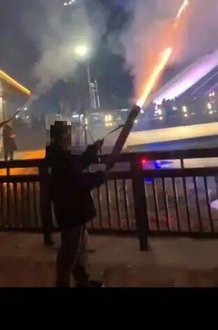 10岁男孩被烟花击中头部身亡,14岁嫌疑人被告上法庭,最新进展→