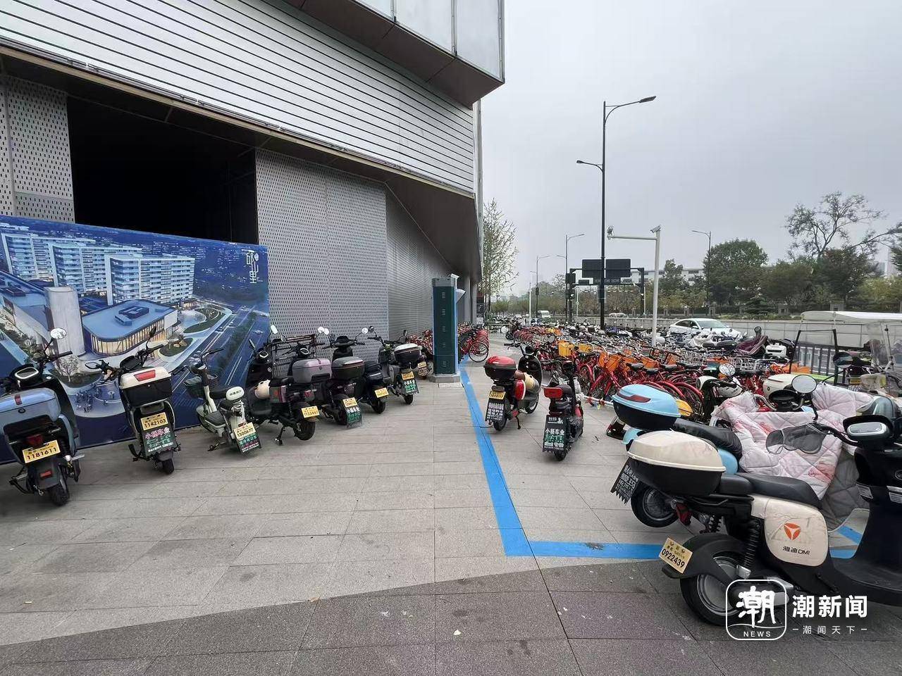 杭州临平邱山大街地铁口被电瓶车“封印”?城管临平中队:将加强管理
