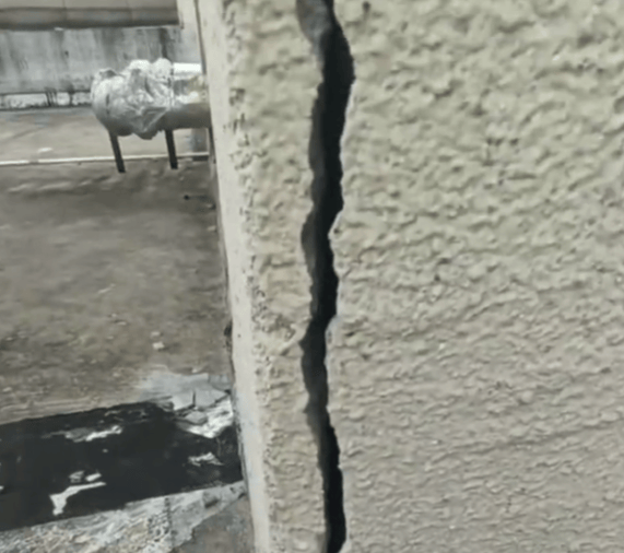 安徽一业主私挖300平米地下室致32户房屋开裂，律师：承担各项责任，严重可追刑责