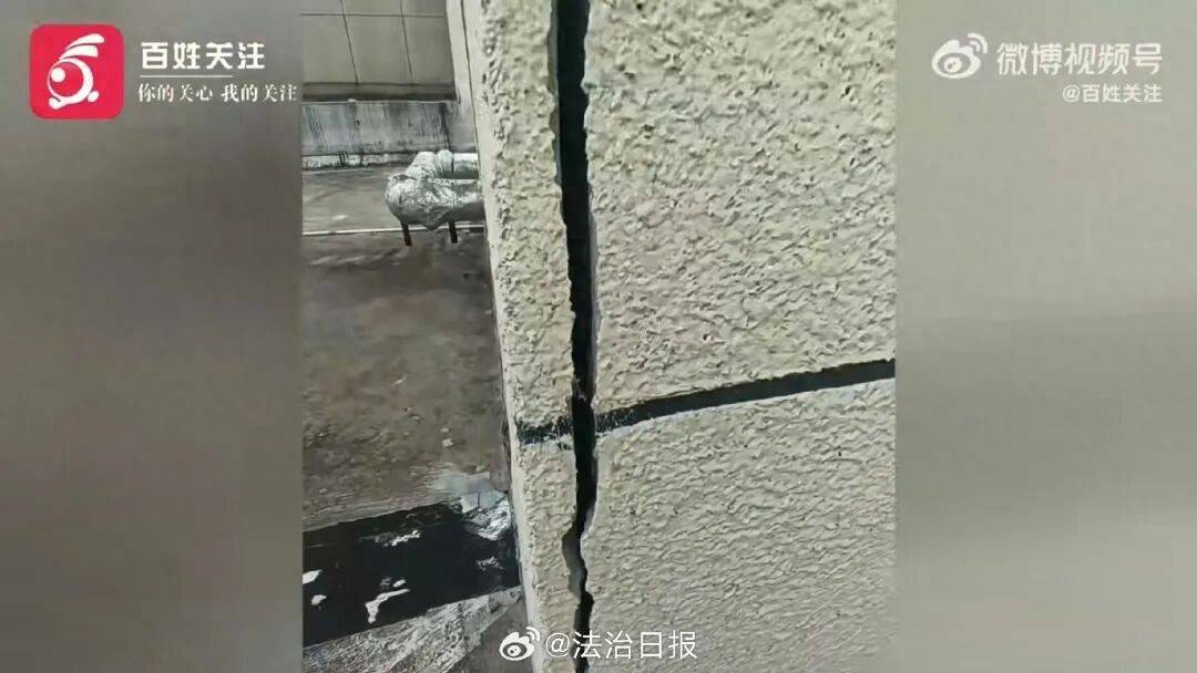 私挖300平方米地下室致整栋楼32户墙体开裂,责任谁担?