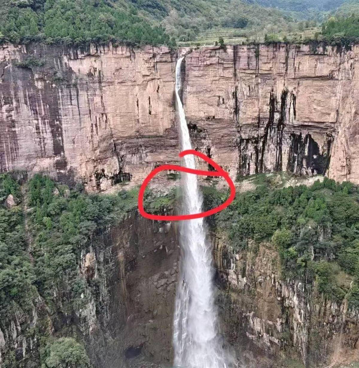 在南太行瀑布拍照时坠崖男大学生确认身亡,救援人员:潜入水潭3米深处找到遗体,已转交给家属