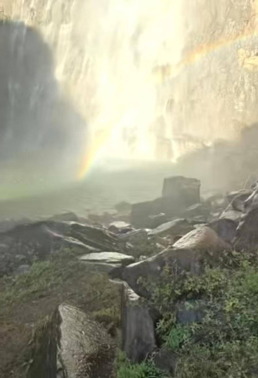 在南太行瀑布拍照时坠崖男大学生确认身亡,救援人员:潜入水潭3米深处找到遗体,已转交给家属