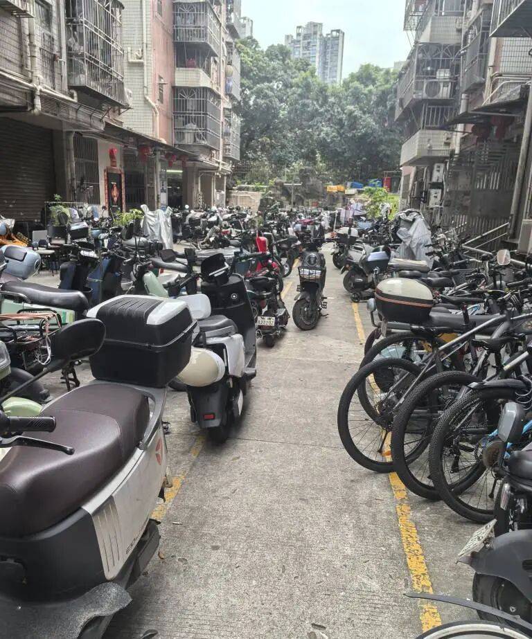 深圳一小区电动车管理引担忧,部门责令整改后,记者实探