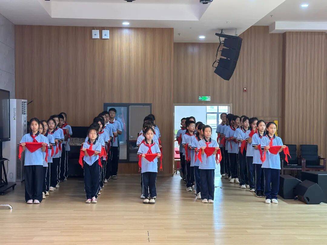 我县各级少先队组织开展“强国复兴有我 争当新时代好少年”建队日主题活动