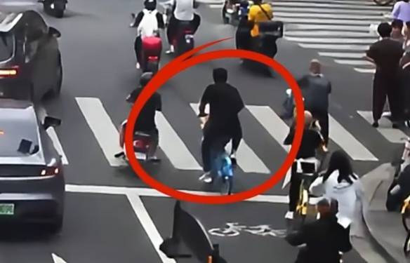 看着都疼!上海街头一男子突然求助:10岁女儿被死死卡住!这个行为太危险→