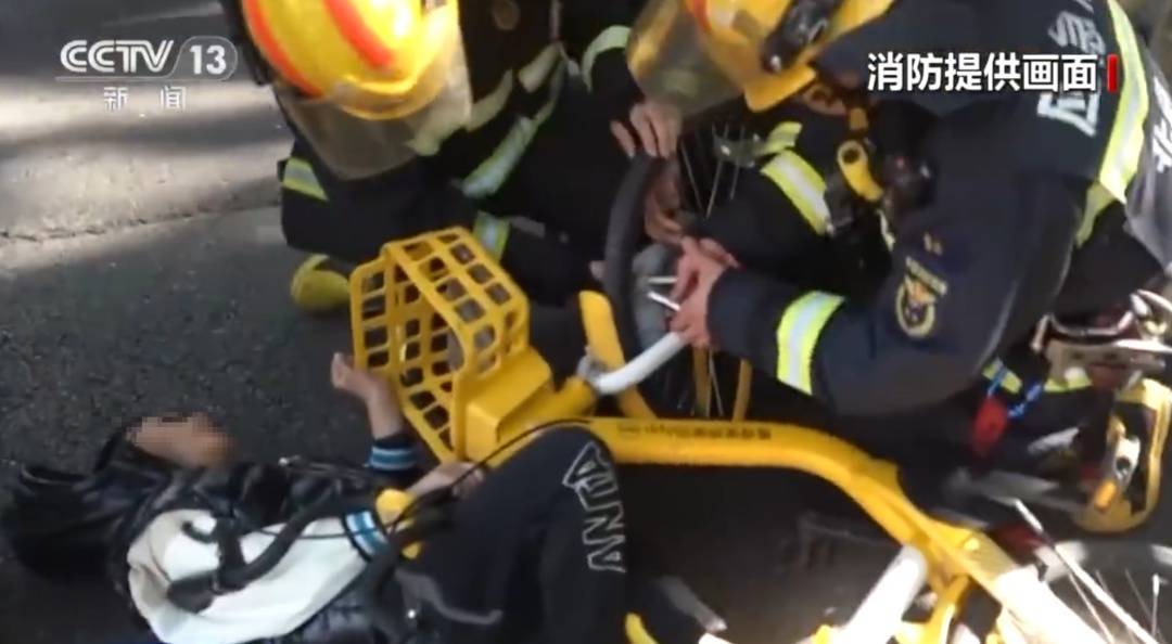 看着都疼!上海街头一男子突然求助:10岁女儿被死死卡住!这个行为太危险→