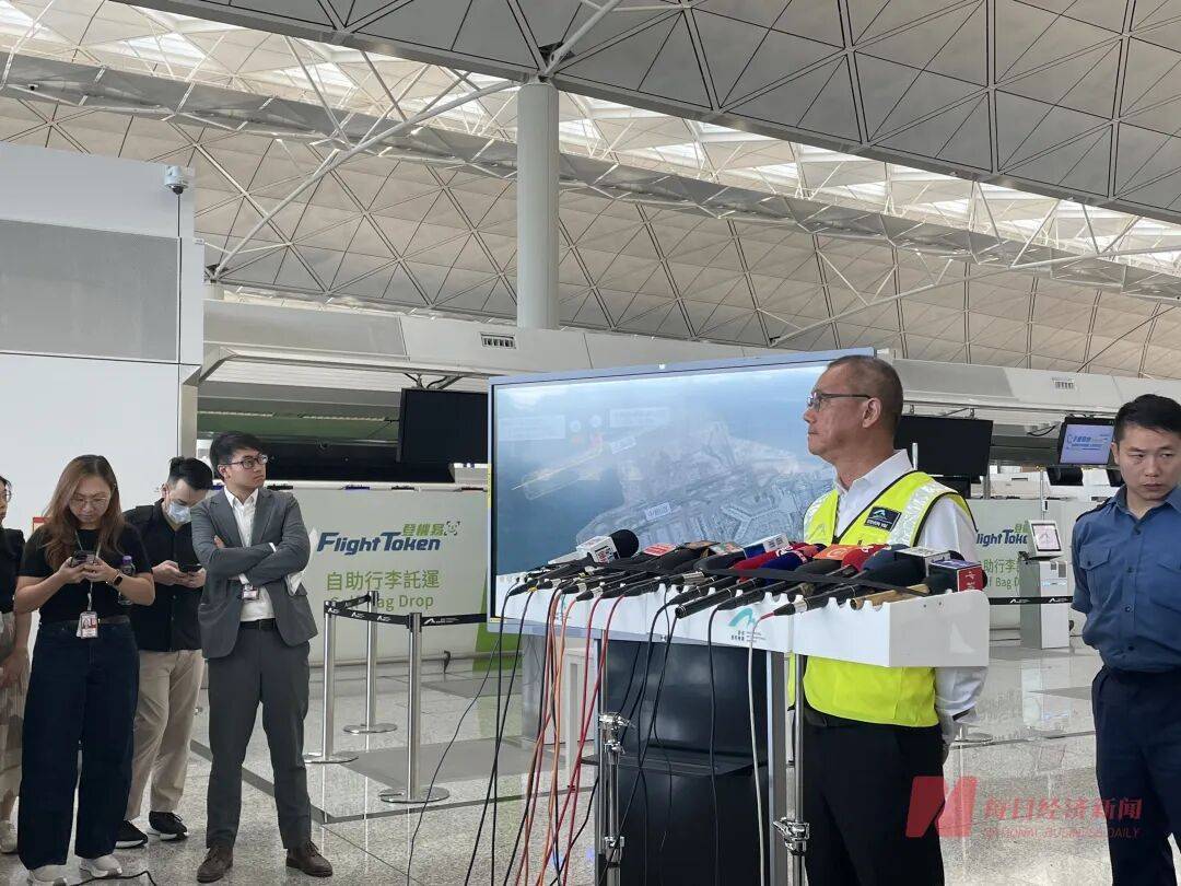 机身断成两截,2名遇难者在海下约7米处被找到,巡逻车在飞机跑道外被撞进海里,香港机场飞机坠海事故更多细节披露