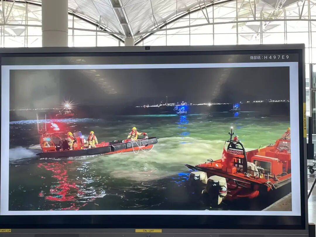 机身断成两截,2名遇难者在海下约7米处被找到,巡逻车在飞机跑道外被撞进海里,香港机场飞机坠海事故更多细节披露