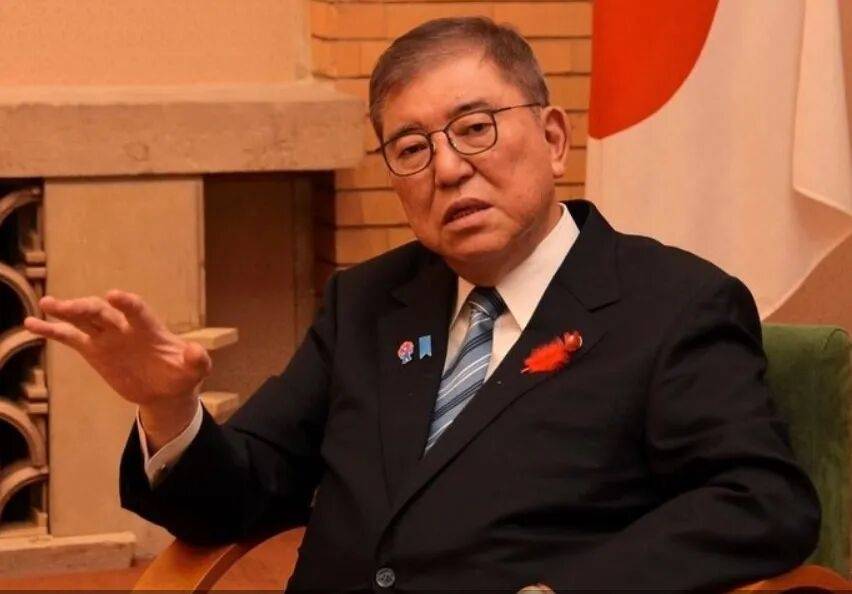 石破茂卸任当天,离开官邸时笑得合不拢嘴;此前吐槽当首相太累,没多少让人开心的事情