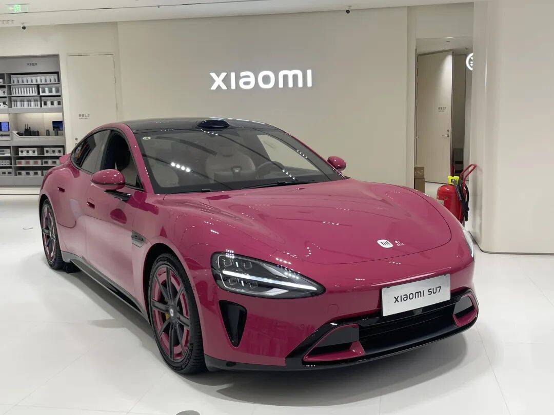 车轮飞滚十余米!武汉小米SU7断轴撞护栏,一月内两起脱落事故,官方回应仍含糊