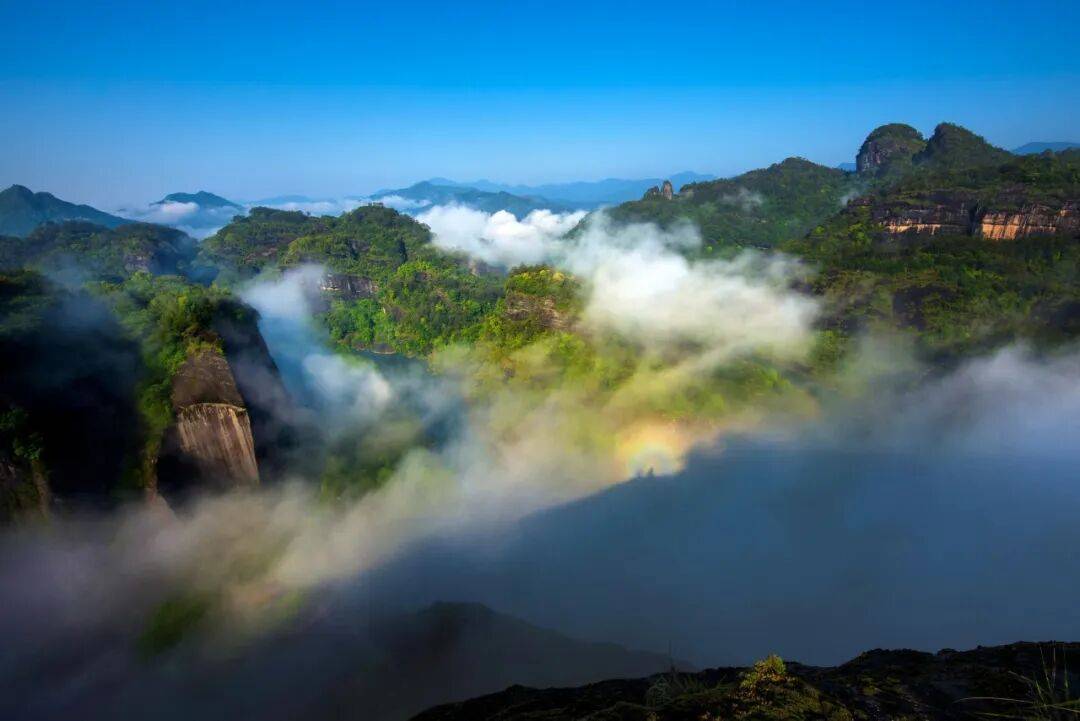 为什么年轻人迷上了爬山? | 秋高气爽,是时候出发了→