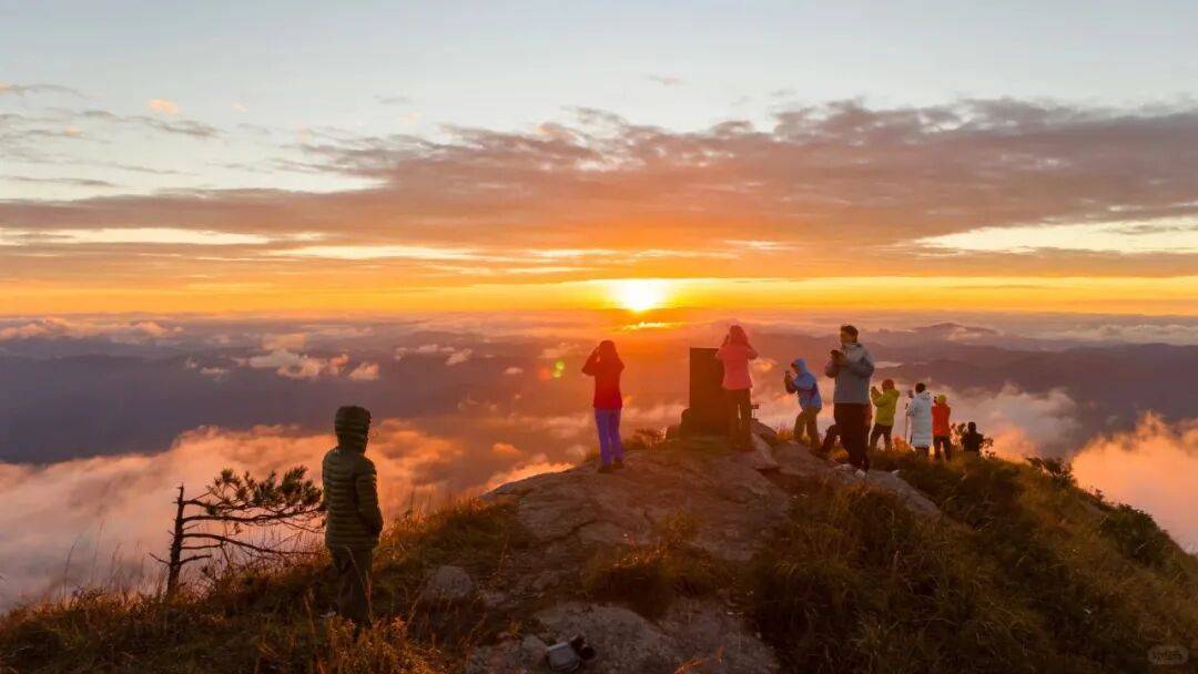 为什么年轻人迷上了爬山? | 秋高气爽,是时候出发了→