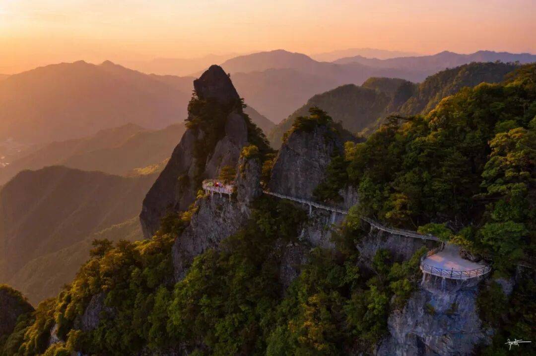 为什么年轻人迷上了爬山? | 秋高气爽,是时候出发了→