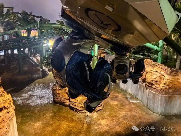 北京环球影城游客雨夜被“挂”半小时,赔一个猴子挂件?