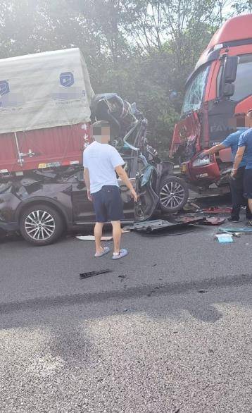 货车高速追尾撞死父子和保姆,司机被判缓刑后今日再审开庭,死者家属:他至今未道歉