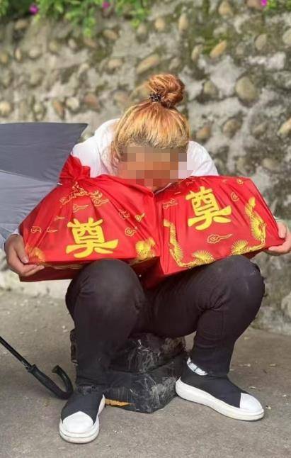 货车高速追尾撞死父子和保姆,司机被判缓刑后今日再审开庭,死者家属:他至今未道歉