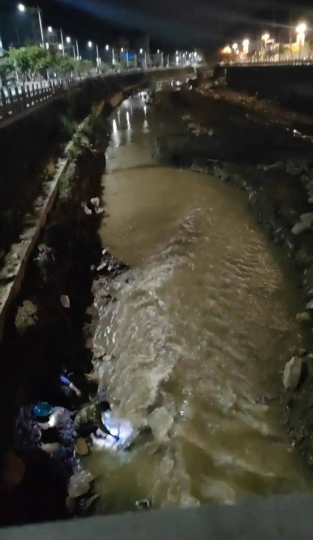 “一盆出5克多”,多人凌晨下河淘金!当地警方回应