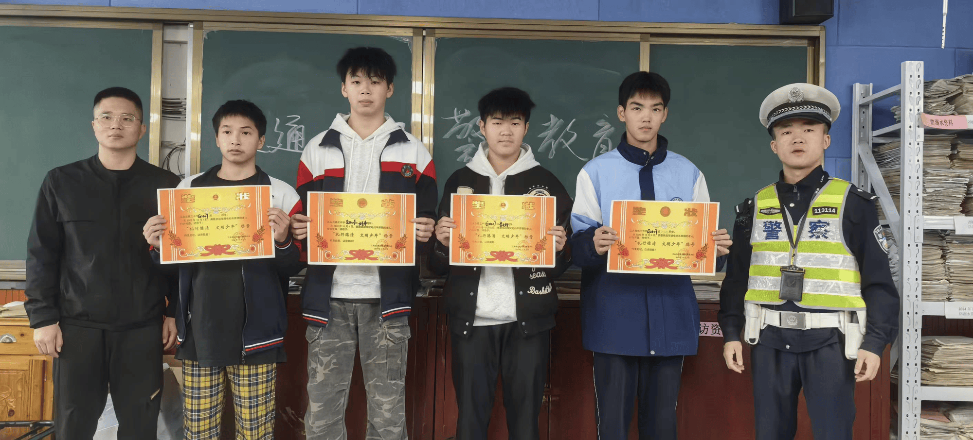 湖南江永:四名学生街头勇扶摔倒老人传递正能量