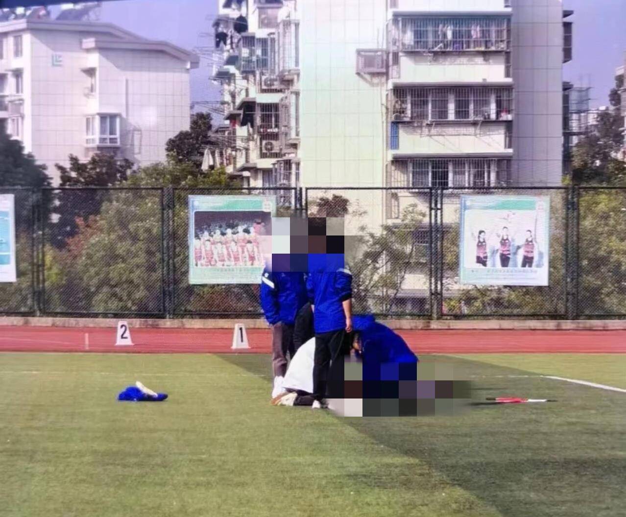 南京一学生在运动会上跑200米时倒地去世,官方:深感痛心,已与亲属沟通妥善处理