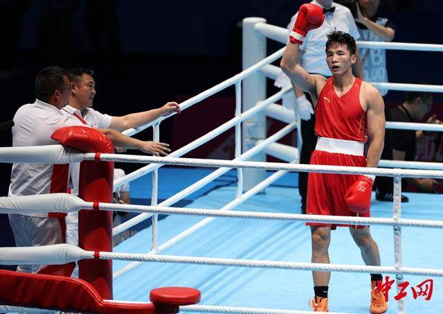 全运会拳击男子80公斤级决赛,王小保夺冠!