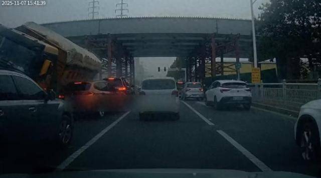 烟台被压死女老师家属欲追究涉事渣土车企业刑责,律师:具有可行性,涉重大责任事故罪