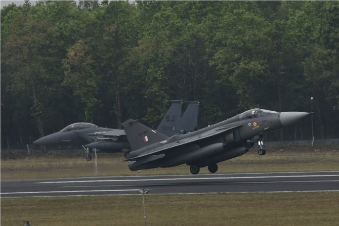 印度国产“光辉”战机在迪拜航展坠毁,现场燃起浓烟,尚不清楚飞行员是否逃生