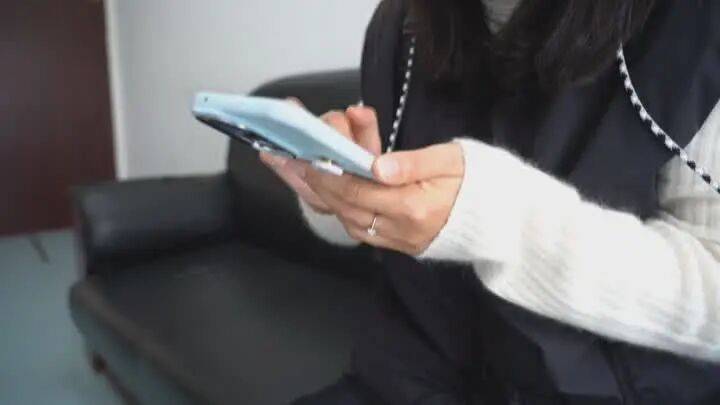 扬州一女子刷短视频惹祸:偷偷去银行取了6万现金,结果……