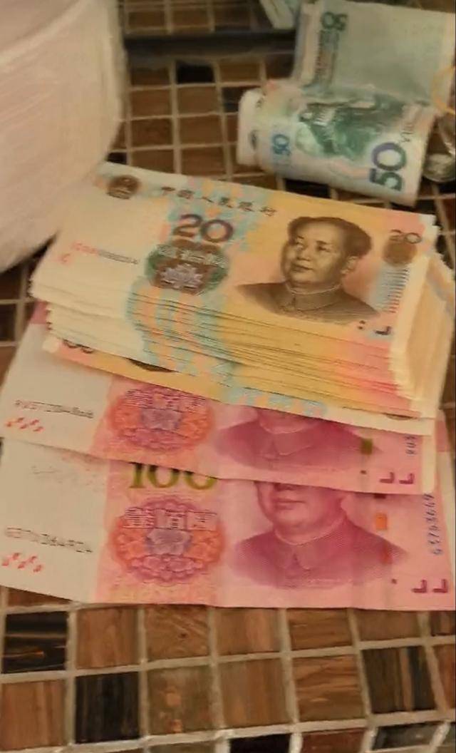 房子要卖了,两万多现金和珍贵邮票却落在里面,还好有他