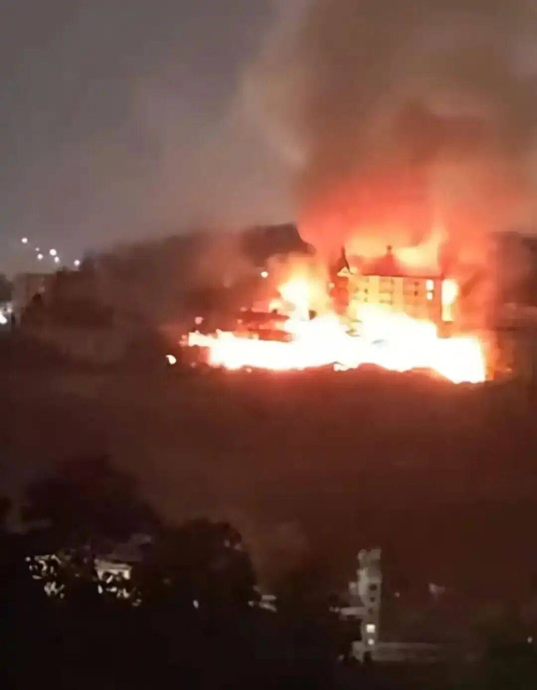 福州闽清县一酒店建筑夜间起火,楼裙燃烧;当地消防:是废弃建筑,未造成伤亡,起火原因还在调查中