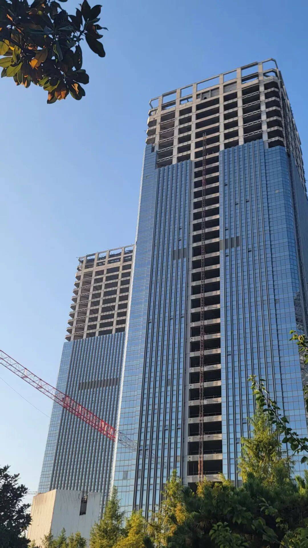 西安地标“双子塔”荒芜十年,7.48亿起拍