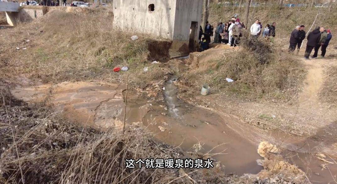 干枯了三十多年,郑州“母亲河”贾鲁河源头泉水复涌,水温近30℃,附近民众兴奋不已,奔走相告