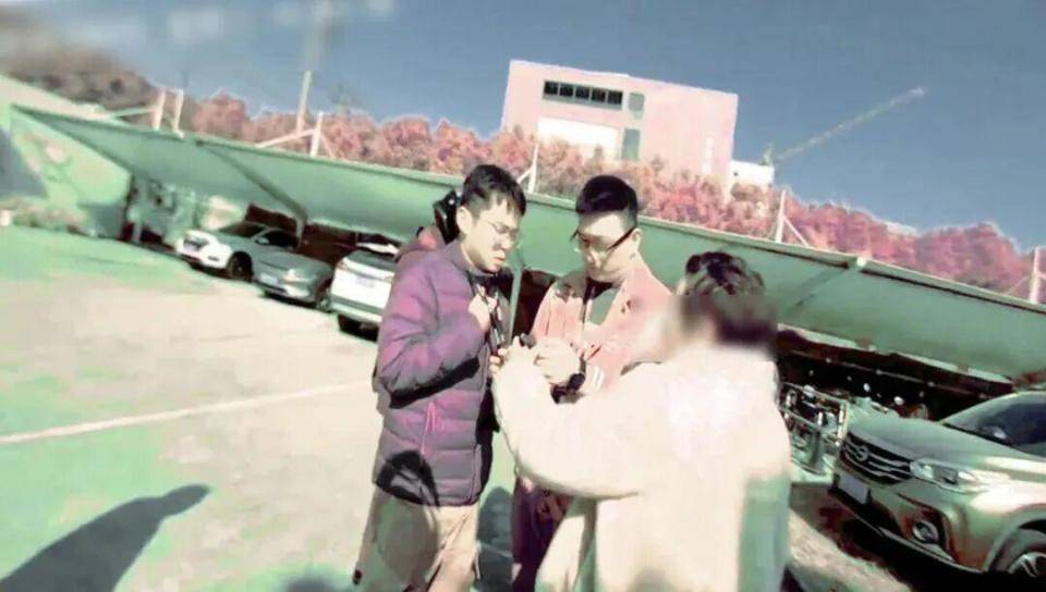 妈妈取30万“彩礼”给儿子订婚，儿子一脸迷茫：我不知道我要结婚了