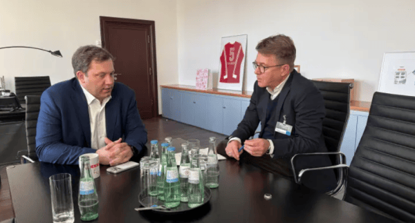 德国铁路公司订购中国电动公交车,德财长:让我十分恼火