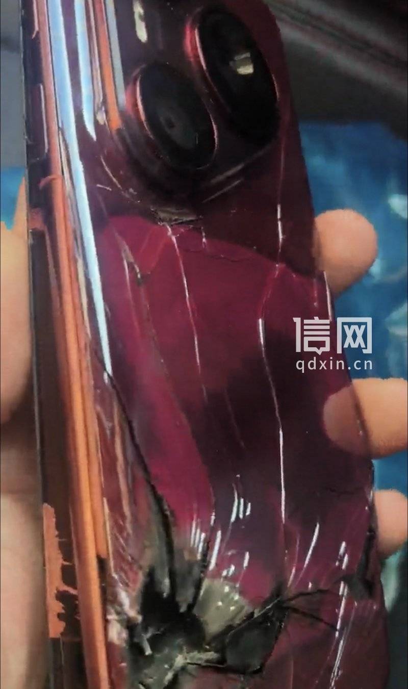 华为新手机充电时电池爆了 售后凭照片认定“外力所致”拒保 消费者：难道我买的是摔炮？