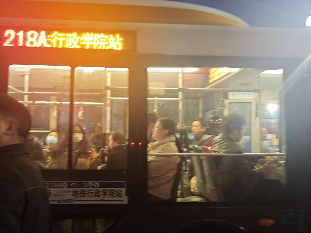 成都地铁2号线东段停运，通勤压力如何缓解？记者早高峰探访接驳点