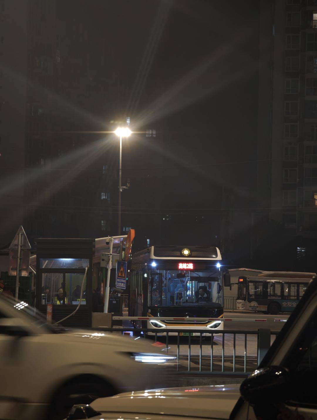 成都地铁2号线东段停运，通勤压力如何缓解？记者早高峰探访接驳点