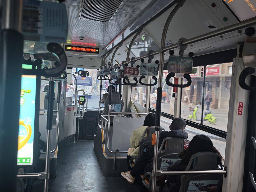 成都地铁2号线东段停运，通勤压力如何缓解？记者早高峰探访接驳点