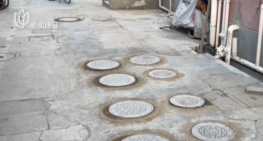 太夸张！上海人比比谁家楼下井盖多！有人家门口100个，“走路难！到处都像贴膏药”...