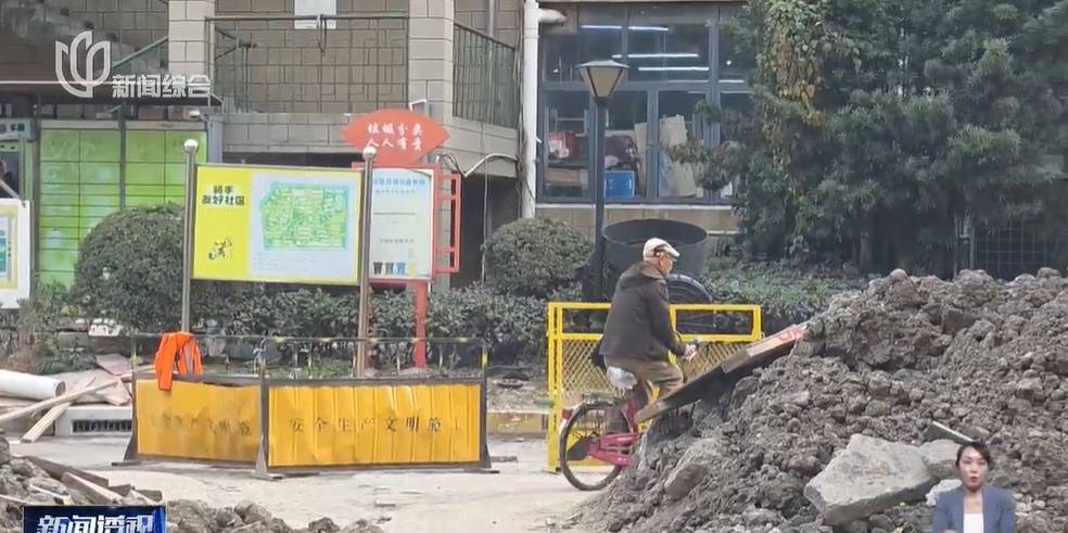 太夸张！上海人比比谁家楼下井盖多！有人家门口100个，“走路难！到处都像贴膏药”...