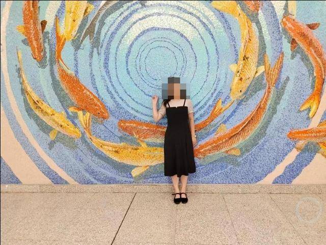 陕西一女教师回家途中8秒内先后被两车撞倒，被后车拖行5.9公里后身亡